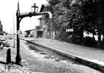 Demontierte Gleisanlagen im Bahnhof Woldegk an der Strecke Neustrelitz - Pasewalk, nur der Wasserkran wurde verschont. Insgesamt sollen nach 1945 in der damaligen Sowjetischen Besatzungsszone (SBZ) ca. 11.800 km Gleise, darunter 6.300 km zweigleisige Strecken demontiert worden sein, wodurch sich das Schienennetz faktisch halbierte.  (25.08.1949) <i>Foto: String</i>