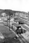Ein Zug der Lokalbahn Vöcklamarkt – Attersee in Vöcklamarkt.  Daneben verläuft die Westbahnstrecke Wien – Linz – Salzburg. (20.04.1962) <i>Foto: Gerd Wolff</i>