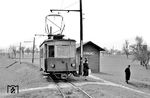 Ein Triebwagen der meterspurigen Lokalbahn Gmunden – Vorchdorf, auch Traunseebahn genannt, im Haltepunkt Neuhub zwischen Gschwandt und Eisengattern. (20.04.1962) <i>Foto: Gerd Wolff</i>