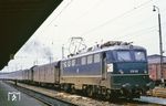 E 10 165 (Bw Frankfurt-Griesheim) im Bahnhof Gießen. Nach einer Einsatzzeit von fast 44 Jahren wurde die Lok am 31.12.2001 ausgemustert.  (06.1965) <i>Foto: Will A. Reed</i>