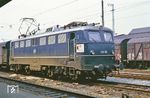 E 10 165 wurde am 28.01.1958 von der DB abgenommen. Hier wirbt sie im Bahnhof Gießen für die Internationale Verkehrsausstellung (IVA), die in München vom 25. Juni bis 03. Oktober 1965 stattfand.  (06.1965) <i>Foto: Will A. Reed</i>