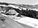 Der Bahnhof (Feldberg-)Bärental ist mit 967 m der höchst gelegene Regelspurbahnhof Deutschlands. Im Bahnhof dampft eine bad. VI b (Baureihe 75) mit ihrem Züglein vor sich hin.  (1932) <i>Foto: RVM</i>