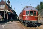 In Feldberg-Bärental, mit 967 m der höchstgelegene DB-Bahnhof, ist der noch aus der Zeit des 50-Hz-Betriebs stammende ET 45 01 (ex ET 255 01) eingetroffen, der 1960 auf das gebräuchliche 16 2/3-Hz-System umgerüstet worden war. (02.1968) <i>Foto: Dieter Junker</i>