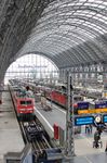 Blick in die Halle des Frankfurter Hauptbahnhofs auf die in Gleis 4 angekommene 111 207 mit RE 4604 aus Würzburg. Daneben steht 143 657 mit RB 15230 aus Aschaffenburg. (16.03.2011) <i>Foto: Joachim Bügel</i>
