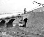 Tw 26 unterquert die Bahnstrecke Letmathe - Iserlohn am Betriebsbahnhof Grüne. (03.1959) <i>Foto: Reinhard Todt</i>
