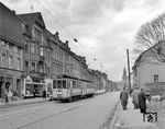 Tw 16 mit Bw auf dem Weg nach Hemer in der Hagener Straße – im Hintergrund die St Kilian Kirche - in Letmathe.  (03.1959) <i>Foto: Reinhard Todt</i>