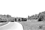 99 672 unterwegs auf der Bottwartalbahn zwischen Schozach und Ilsfeld an der Kreuzung mit der Landstraße L 1105. (16.05.1964) <i>Foto: Helmut Röth</i>