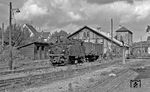 Blick auf die Bahnhofsanlagen der 750mm Bottwartalbahn im Bahnhof Beilstein mit der ausgemusterten 99 650.  (08.10.1967) <i>Foto: Burkhard Wollny</i>