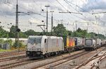 Blick aus Sonderzug DPE 20055 auf 185 418 der TX-Logistik im Güterbahnhof Köln-Eifeltor. (13.06.2018) <i>Foto: Joachim Bügel</i>