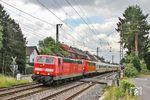 In Köln Bbf hatte man sich dann doch entschlossen, die "richtige" Zuglok vor dem PbZ nach Dortmund einzusetzen. Mit 111 118 im Schlepp passiert 181 205 den Bahnübergang "Schnittert" in Solingen-Ohligs. (15.06.2018) <i>Foto: Joachim Bügel</i>