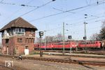Die Deutsche Bundesbahn lebt (zumindestens im Jahr 2011): Im Güterbahnhof Köln-Kalk Nord begegnet 140 815 dem CS 48727 (Oberhausen - Dillingen) mit 151 081 und 151 106. (24.03.2011) <i>Foto: Joachim Bügel</i>
