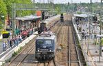 Mittlerweile war auch der Sonderzug DPE 20098 aus Dortmund in Solingen Hbf eingetroffen. Zuglok 110 278 setzt an den Zugschluss um. 18 201 (rechts oben) wird als Zuglok übernehmen. (17.06.2018) <i>Foto: Joachim Bügel</i>