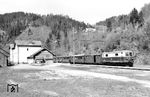 Im Bahnhof Laubenbachmühle steht ÖBB 1099.05 mit einem Personenzug nach Mariazell. (21.04.1962) <i>Foto: Gerd Wolff</i>
