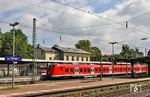 In Gruiten verzweigen sich die Strecken von Wuppertal nach Köln bzw. Düsseldorf. Im Dezember 2017 wurde der Bahnhofsname um den Zusatz "Haan" ergänzt. Hier fahren 1440 812 und 1440 825 als S 30853 (Mönchengladbach - Hagen) aus dem Bahnhof. (20.06.2018) <i>Foto: Joachim Bügel</i>