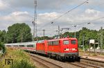 Der PbZ 2470 (Frankfurt - Dortmund) war auch wieder Mittwochs unterwegs, diesmal mit 115 261 vor der abgebügelten 101 077 bei der Durchfahrt in Gruiten. (20.06.2018) <i>Foto: Joachim Bügel</i>