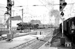 39 114 fährt mit P 1555 aus Gerolstein, der Köln planmäßig um 8.55 Uhr erreichte, in den dortigen Hauptbahnhof ein. (09.05.1959) <i>Foto: Helmut Röth *</i>