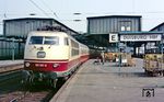 103 197 vor dem TEE 7 "Rheingold" (Amsterdam – Basel SBB) in Duisburg Hbf. Am 30. Mai 1987 wurde der Betrieb des "Rheingolds" zugunsten der europaweiten Einführung von gemischtklassigen EuroCity-Zügen eingestellt.  (22.04.1985) <i>Foto: Wolfgang Bügel</i>