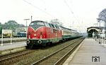221 107 fährt mit dem Zusatzschnellzug D 15136 (Münster - Trier) durch den Bahnhof Langenfeld/Rheinland, dessen Aussehen sich mit Ausbau der S 6 nach Köln völlig verändert hat.  (22.04.1985) <i>Foto: Joachim Bügel</i>