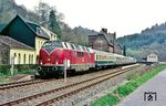 221 107 mit D 15136 in Kyllburg. Der zusätzliche Zug verkehrte anlässlich der 2000-Jahr-Feier der Stadt Trier. (22.04.1985) <i>Foto: Wolfgang Bügel</i>