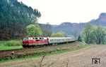 221 107 mit Lr 37137 auf dem Rückweg nach Münster bei Burg Ramstein vor Kordel. (22.04.1985) <i>Foto: Joachim Bügel</i>