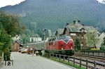 Nach erfolgter Zugkreuzung geht es für 221 107 in Kordel weiter in Richtung Daufenbach. (22.04.1985) <i>Foto: Wolfgang Bügel</i>