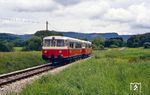 VT 5 der Hohenzollerische Landesbahn (HzL) als Zug 21 kurz vor der Überführung über die Bahnstrecke Tübingen – Sigmaringen bei Hechingen. (04.06.1987) <i>Foto: Ulrich Neumann</i>