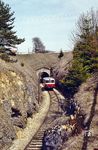 HzL VT 6 am Gammertinger Tunnel (48 m) zwischen Neufra/Hohenz. und Gammertingen Europastraße. (21.04.1992) <i>Foto: Ulrich Neumann</i>