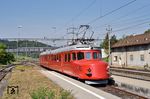Auch der "Rote Pfeil" besuchte das Bahnhofsfest und fährt hier als Sonderzug Schaffhausen - Etzwilen - Winterthur aus dem Bahnhof Etzwilen aus. Der 1930 gebaute Leichtriebwagen war für den Verkehr auf Linien mit niedrigem Verkehrsaufkommen gedacht, auch vor dem Hintergrund der Weltwirtschaftskrise von 1928. Mit zunehmender Nachfrage wurden die Triebwagen durch Leichtschnellzüge ersetzt. Für die beliebten Triebwagen fand sich ein neues Aufgabengebiet im Ausflugsverkehr.  (12.05.2018) <i>Foto: Zeno Pillmann</i>