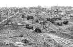 Am 7. Oktober 1944 wurde Emmerich bei einem Bombenangriff zu 97 Prozent zerstört. 337 Lancaster-Bomber der Briten sorgten für ein Inferno, in dem 600 Tote und rund 1000 Verletzte zu beklagen waren. Als amerikanische Soldaten im März 1945 die Stadt erreichen, bot sich ihnen immer noch ein Bild der Verwüstung wie hier am Bahnhof Emmerich. (02.04.1945) <i>Foto: Pressefoto ACME</i>