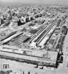 Blick auf den zerstörten Frankfurter Hauptgüterbahnhof, der u.a. am 11. Dezember 1944 und am 29. Dezember 1944 Ziel alliierter Luftangriffe wurde. (03.05.1945) <i>Foto: Pressefoto ACME</i>