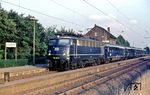 110 344 (Bw Köln-Deutzerfeld) vor einem aus niederländischen Wagen gebildeten Eilzug von Köln nach Rotterdam in Pulheim bei Köln.  (13.08.1976) <i>Foto: Peter Schiffer</i>