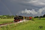 Nach einem heftigen Gewitter sorgte ein Regenbogen für die richtige Stimmung auf der Öchsle-Museumsbahn bei der Vorbeifahrt von 99 633 mit Fotozug GmP 912 bei Goppertshofen. (24.05.2018) <i>Foto: Zeno Pillmann</i>