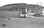 Die Mariazellerbahn ist mit ihren 85 km die längste Schmalspurbahn Österreichs. Hier ist ein Zug in der Station Annaberg-Reith eingetroffen. (21.04.1962) <i>Foto: Gerd Wolff</i>