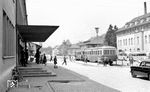 T 08 mit B 22 vor dem DB-Empfangsgebäude in Ebingen. Hier begannen die Züge der Württembergische Eisenbahn-Gesellschaft (WEG) auf der Talgangbahn über Tailfingen nach Onstmettingen. (05.05.1962) <i>Foto: Gerd Wolff</i>