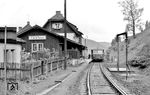 VT 98 903 (Bw Passau) im Bahnhof Erlau. Hier zweigte von der Bahnstrecke Passau – Hauzenberg die Stichstrecke nach Wegscheid ab. (12.05.1962) <i>Foto: Gerd Wolff</i>