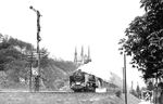 62 003 (Bw Düsseldorf Abstellbf) passiert mit P 850 das dreiflügelige Einfahrsignal von Remagen. (1932) <i>Foto: DLA Darmstadt (Bellingrodt)</i>