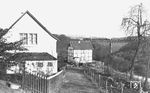 62 001 (Bw Lennep) passiert mit P 529 nach Düsseldorf die Windfelner Talbrücke an der Hofschaft Windfeln bei Solingen. Die Familie der Hofschaft ließ es sich auch nicht nehmen, auf dem Bild verewigt zu werden. Carl Bellingrodt gab hier 62 004 an. Im November 1931 waren aber nur zwei 62er in Betrieb. Da die Lok große Bleche besitzt, ist es zweifelsfrei 62 001.  (08.11.1931) <i>Foto: DLA Darmstadt (Bellingrodt)</i>