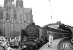 62 011 (Bw Krefeld) ist mit einem Personenzug in Köln Hbf eingetroffen. Vor Pfingsten hatte die Gepäckabfertigung auch gut zu tun. (27.05.1955) <i>Foto: Robin Fell</i>