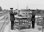 Kleinbehälter wurden bei der Reichsbahn nach ihrem Fassungsraum in drei Gruppen A, B und C eingeteilt. Zwei Reichsbahner führen dem Fotografen die Verwandlungsfähigkeit eines Kleinbehälters vor, der zur Güterabfertigung Neuss in der RBD Köln gehörte. (1937) <i>Foto: RVM</i>