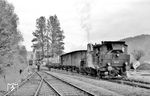 Rangierarbeiten im Bahnhof Obernzell. Hier war hauptsächlich Holzindustrie ansässig. Interessant ist auch der Umstand, das während des Rangierens die restlichen Güterwagen am Bahnsteig abgestellt wurden.  (12.05.1962) <i>Foto: Gerd Wolff</i>