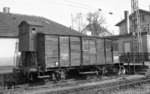 Ein ausgedienter gedeckter Güterwagen der Bauart "G Hannover" bzw. "G 02" mit Bremserhaus diente im Bahnhof Weil am Rhein als Bahnhofswagen Nr. 1.  (16.04.1968) <i>Foto: Burkhard Wollny</i>