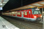 420 388 steht als die letzte S-Bahn des Tages von Wuppertal nach Essen in Wuppertal Hbf bereit. (08.2005) <i>Foto: Bernd Backhaus</i>