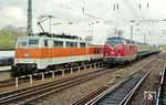 221 131 fährt mit D 15136 (Münster - Trier) an der damals noch in Langenfeld/Rhld. endenden S 6 mit 111 114 vorbei. (29.04.1985) <i>Foto: Joachim Bügel</i>
