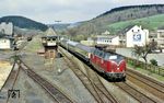 221 131 fährt mit D 15136 nach Trier durch Lissendorf. Hier zweigte bis 1982 die Bahnstrecke über Ahrdorf nach Dümpelfeld ab. (29.04.1985) <i>Foto: Wolfgang Bügel</i>