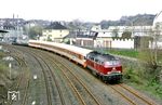 215 031 (mit Schlusslok 212 098) vor Lr 36436 auf dem Hattinger Streckengleis in Wuppertal-Wichlinghausen. Die zwei Gleise daneben führen über Gevelsberg nach Hagen-Eckesey. (05.05.1985) <i>Foto: Wolfgang Bügel</i>