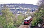 515 624 zwängt sich auf der Sambastrecke dem nächsten Halt in Wuppertal-Steinbeck entgegen. Im Hintergrund der Wuppertaler Nützenberg. (05.05.1985) <i>Foto: Wolfgang Bügel</i>