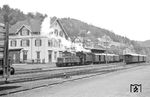 V 29 953 und 99 193 sind mit GmP 9084 aus Nagold im Endbahnhof Altensteig eingetroffen. (01.06.1962) <i>Foto: Gerd Wolff</i>