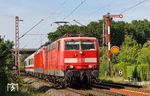 Ziemlich ausgeglichen war das diesmalige Verhältnis von Loks und Wagen am PbZ 2471 (Dortmund Bbf - Frankfurt Hbf): 181 211 mit 120 146 und zwei Wagen bei Ratingen West. (07.07.2018) <i>Foto: Joachim Bügel</i>