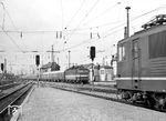 211 042 (Bw Magdeburg) fährt mit D 443 (Hannover - Leipzig) in Leipzig Hbf ein. (05.05.1980) <i>Foto: Hans-Joachim Simon (Archiv Ludger Kenning)</i>