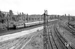 211 044 fährt mit einem Schnellzug aus Görlitz durch Leipzig-Connewitz.  (18.08.1981) <i>Foto: Hans-Joachim Simon (Archiv Ludger Kenning)</i>